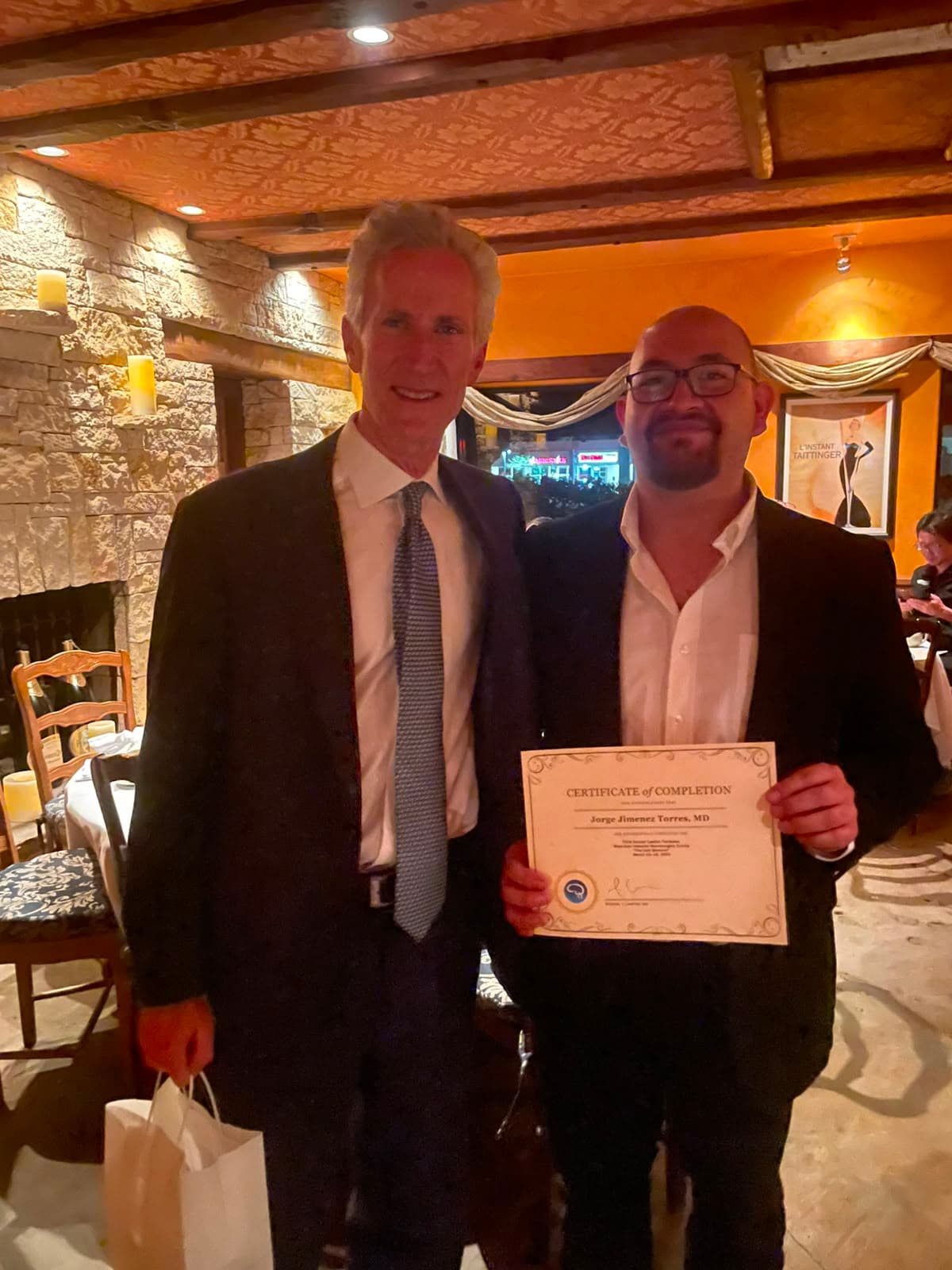 Michael Lawton junto al Dr. Jorge Jiménez Torres